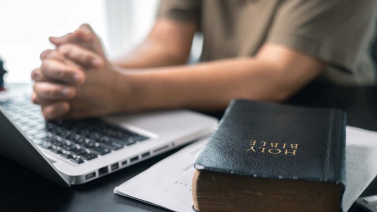 Les employés fédéraux ont demandé à exprimer des croyances religieuses au travail