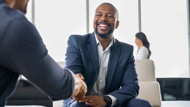 Les expériences de racisme des professionnels de la télévision noire sont rivées, dit le rapport