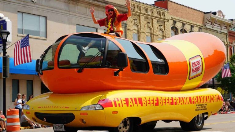 Unite salue la victoire en feu et réembaucher avec nous un géant des hot-dogs américains