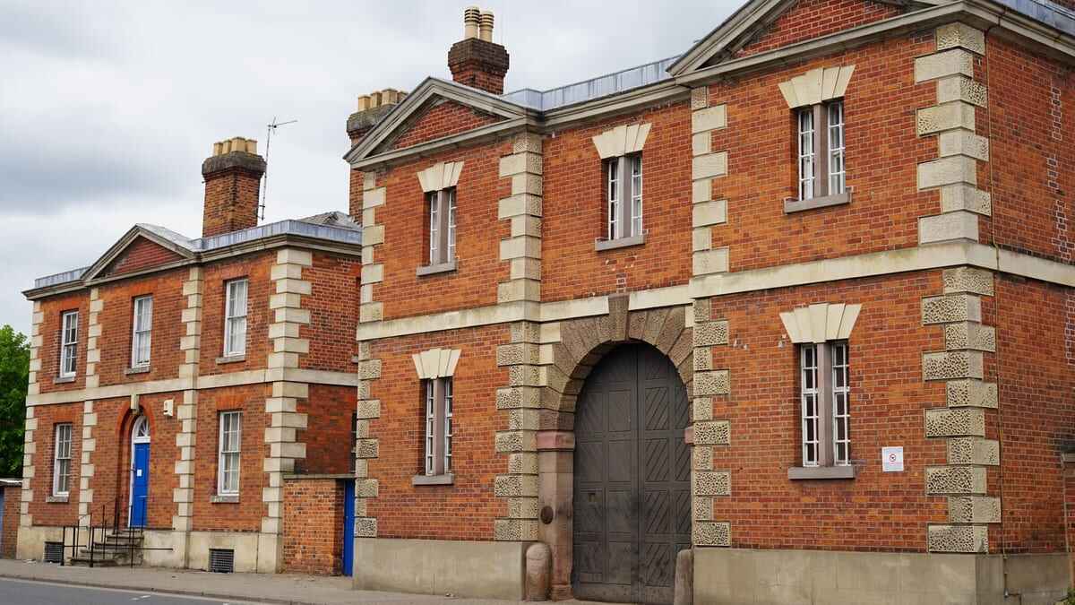 L'officier de prison remporte le licenciement injuste et le harcèlement après les railleries IRA