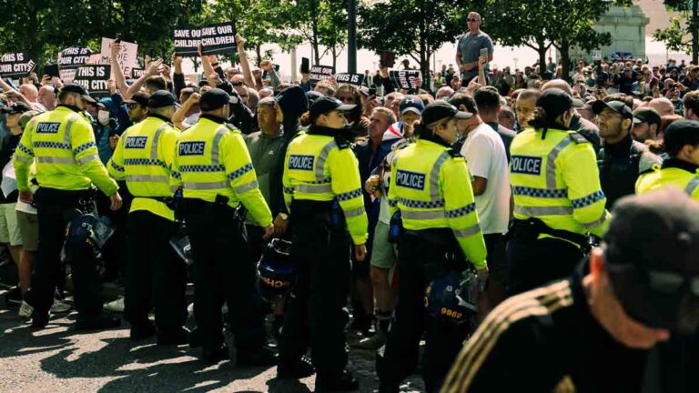 Les uniformes de la police ne correspondent pas au projet de loi, révèle la recherche