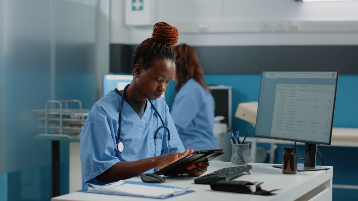 Revue lancée dans l'écart de rémunération ethnique du NHS
