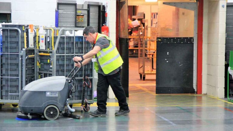 Des emplois de mauvaise qualité «verrouillent des millions sur le marché du travail britannique»