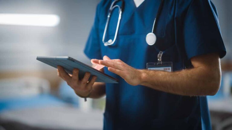 Deux membres du personnel du NHS sur trois disent que la rémunération est la clé de la rétention