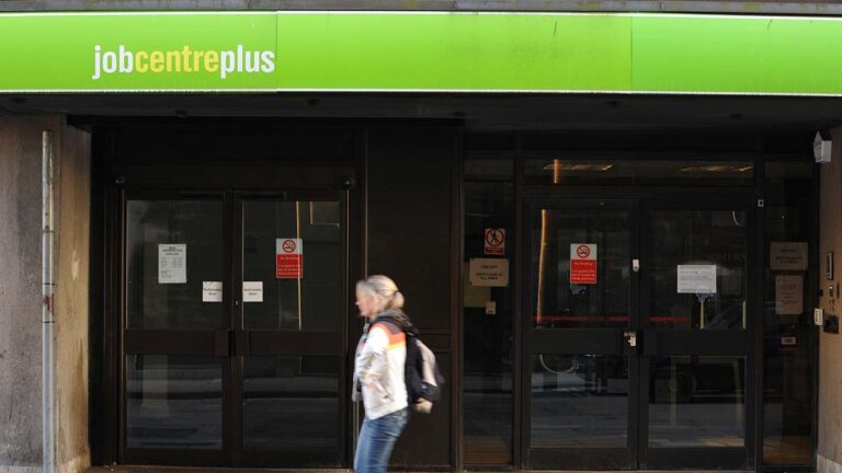 Jobcentres plus sur les avantages sociaux que le travail, disons les députés