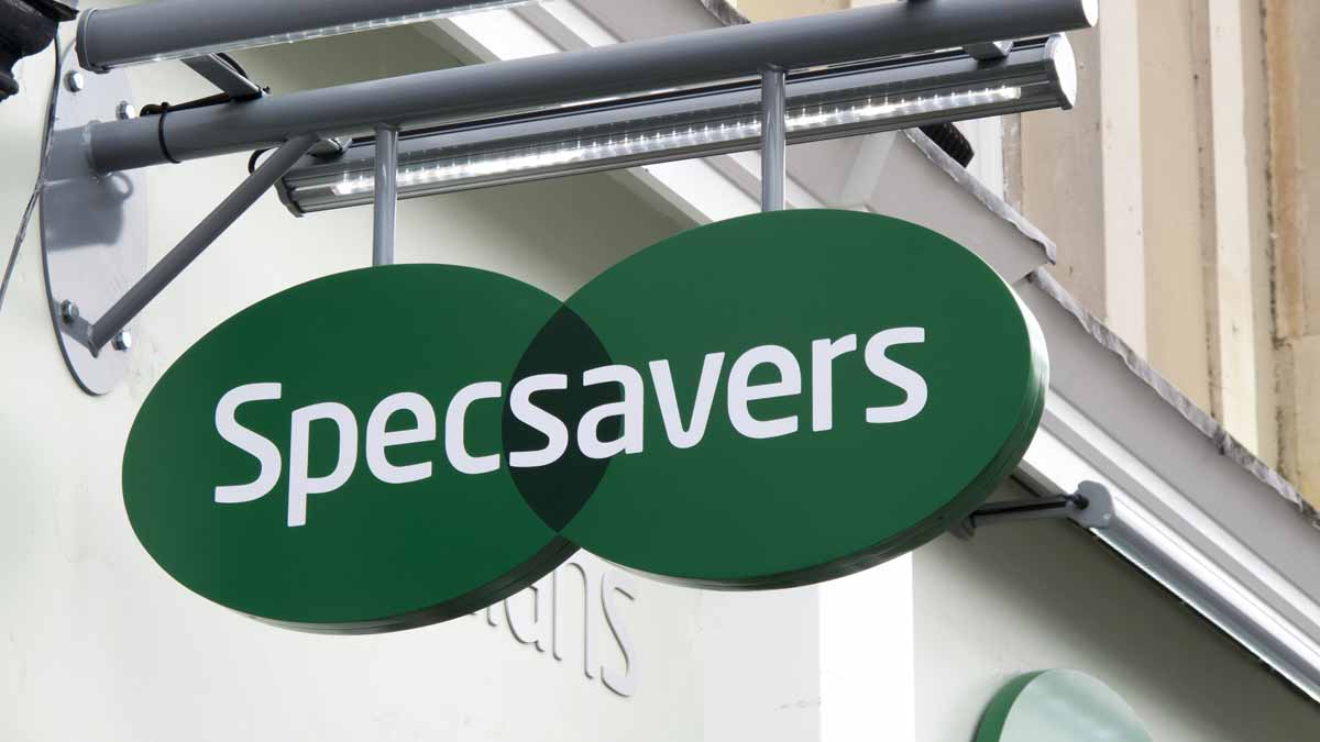 Le directeur de Specsavers a suspendu sur les réclamations de dépenses injustifiées de 77 000 £