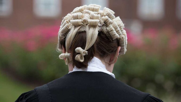 Le rapport appelle à l'interdiction des relations sexuelles des avocats avec les juniors
