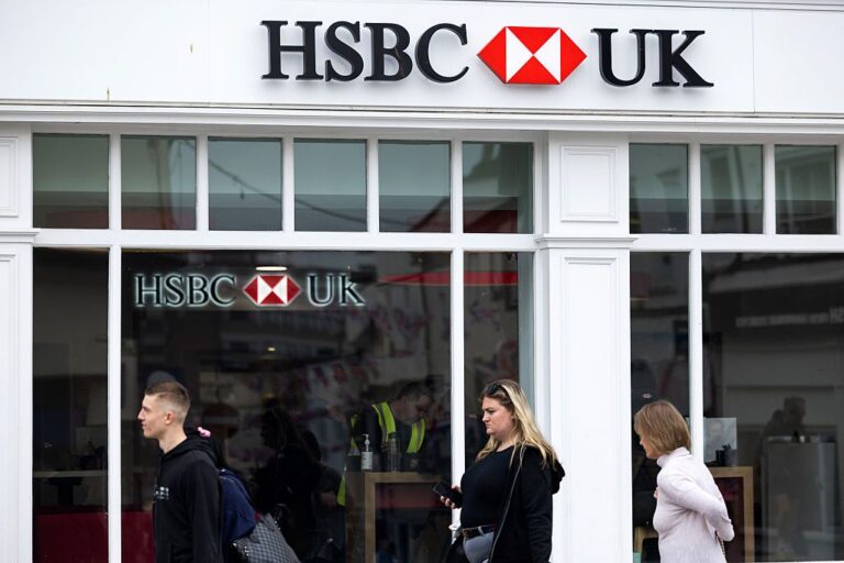 HSBC promet de maintenir toutes ses agences bancaires ouvertes jusqu'en 2027