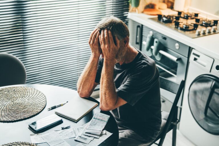 Un quart de million de retraités supplémentaires vivant dans la pauvreté après le relèvement de l’âge légal de la retraite – cet âge va-t-il encore augmenter ?
