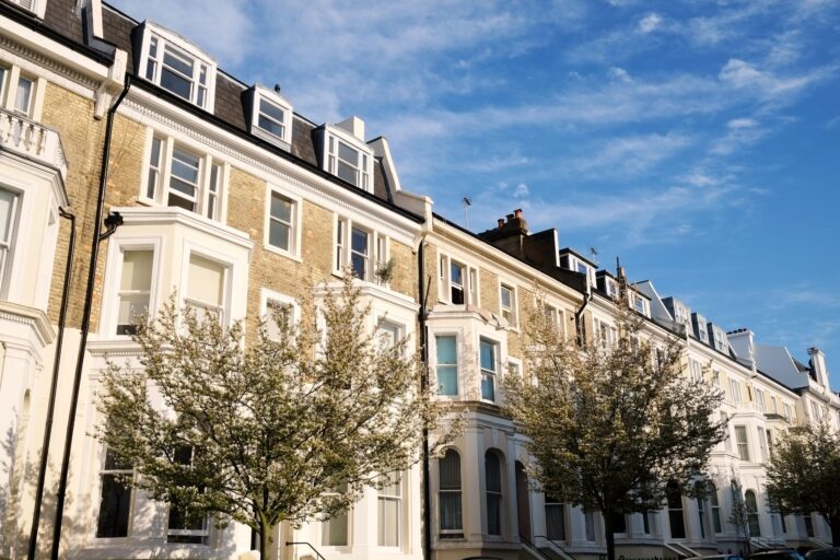 Halifax : les prix de l'immobilier au Royaume-Uni au plus bas depuis l'été alors que la croissance ralentit