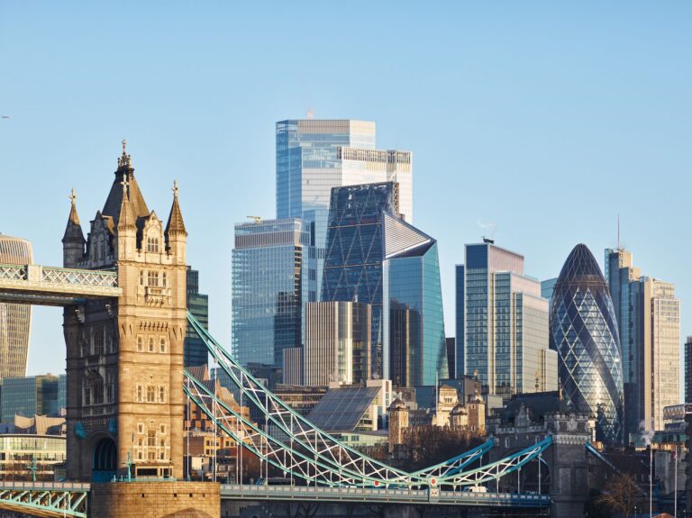 Le FTSE 100 atteint de nouveaux sommets au-dessus de 10 000