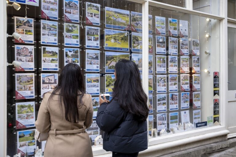 Que se passe-t-il avec les prix de l’immobilier au Royaume-Uni ? Derniers mouvements et prévisions du marché immobilier