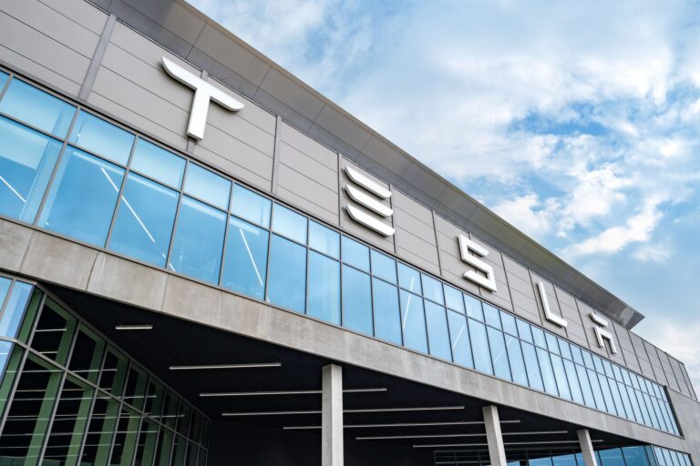 Tesla n'est plus le plus grand constructeur de voitures électriques au monde. Faut-il investir ?