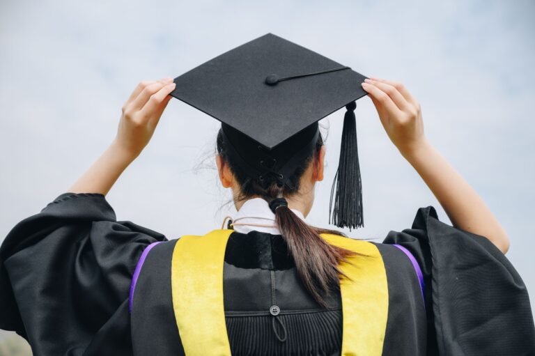 Le taux d'intérêt sur les prêts étudiants sera plafonné à 6 % pendant un an alors que les craintes d'inflation augmentent