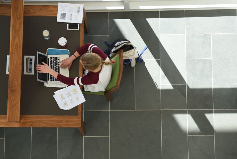 Les députés lancent une enquête sur les prêts étudiants « injustes » – que va-t-on examiner ?