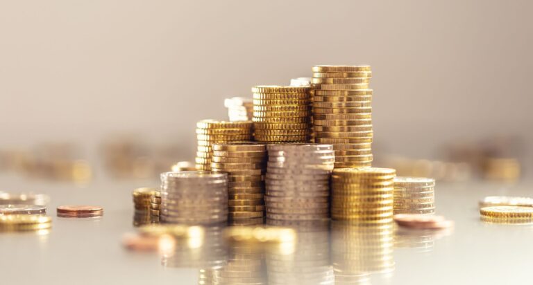 Les ménages détiennent des sommes record en espèces : combien devriez-vous investir ?