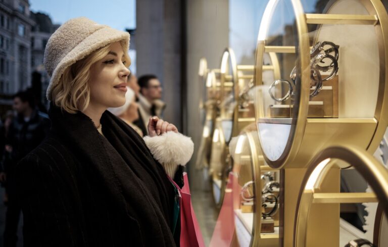 Les valeurs du luxe chutent : faut-il acheter en baisse dans le secteur du luxe ?