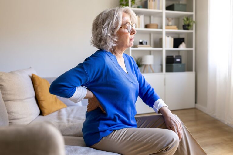 Qu’est-ce que l’allocation de soins ? Comment certains retraités peuvent obtenir 6 000 £ de plus par an