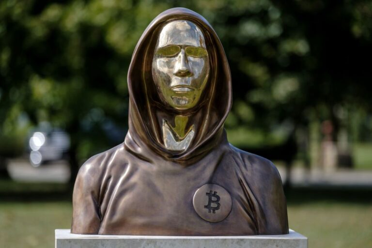 Qui est Satoshi Nakamoto, le créateur mystérieux du Bitcoin ?