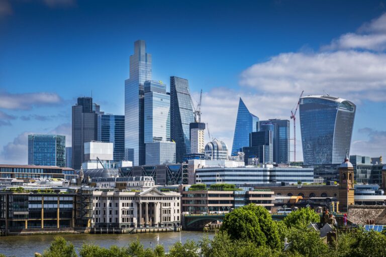 Londres reconquiert son titre de centre financier européen