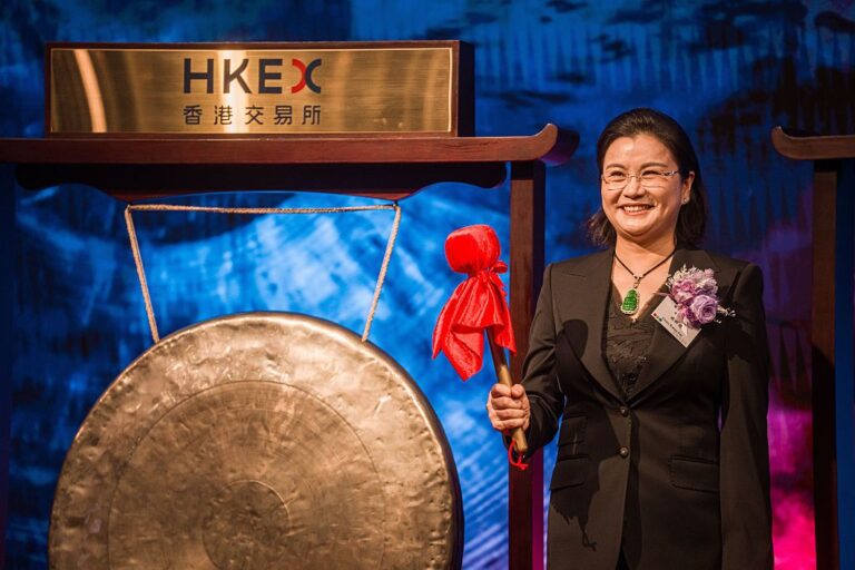 Qui est Zhou Qunfei, le milliardaire autodidacte présent au banquet d'État chinois pour Trump ?