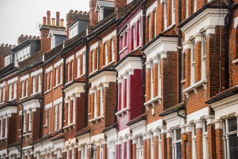 Rightmove : les prix demandés chutent en juin, la plus forte baisse depuis 14 ans alors que la demande des acheteurs reste faible