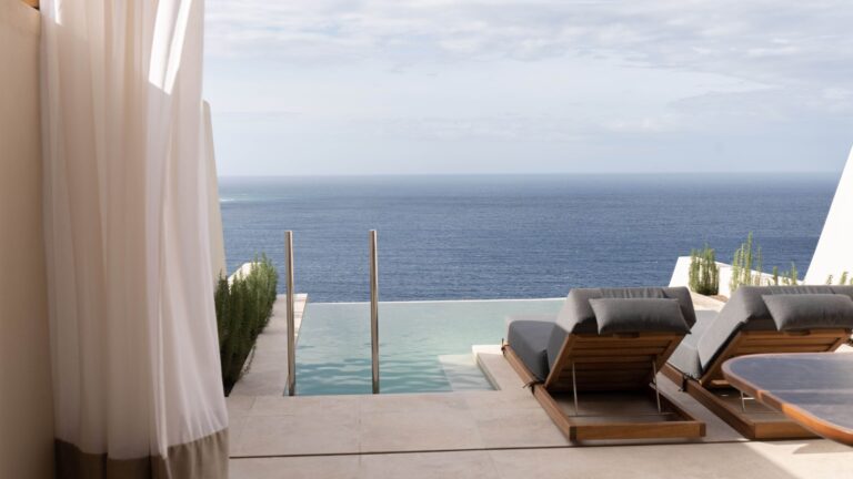 Critique : Icon Villa offre des places au premier rang pour admirer les couchers de soleil spectaculaires de Santorin