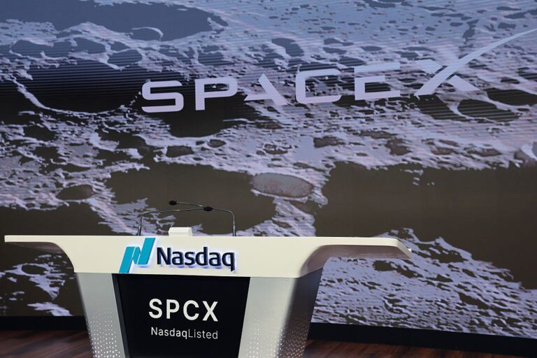 De grands espoirs pour SpaceX alors qu'il atterrit sur le Nasdaq 100