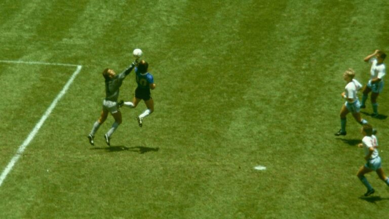 Le brassard « Main de Dieu » de Maradona, issu de la Coupe du monde 1986, est mis aux enchères