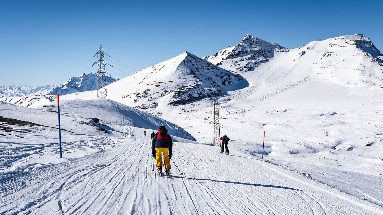 Skieurs dévalant la colline près de l'hôtel Maiensee