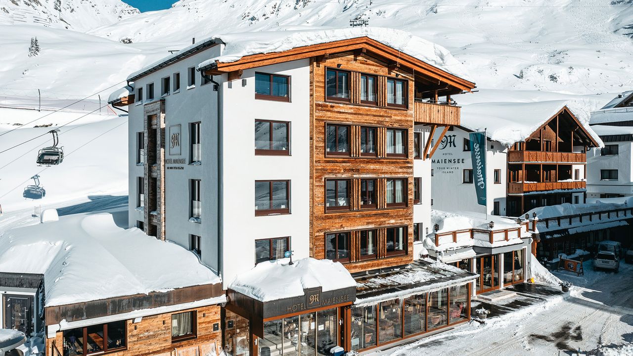 Vue extérieure de l'hôtel Maiensee en hiver