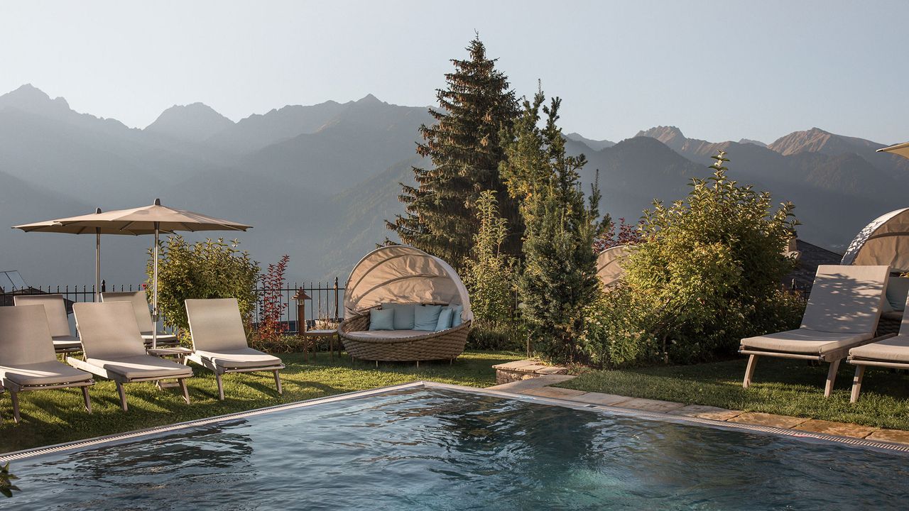 La piscine du Schlosshotel Fiss avec en toile de fond les montagnes