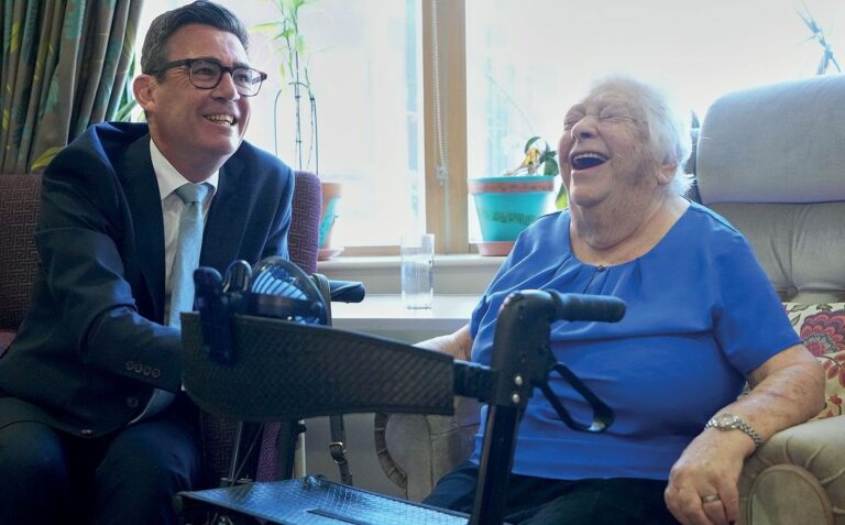 Andy Burnham peut-il résoudre la crise du financement des services sociaux ?