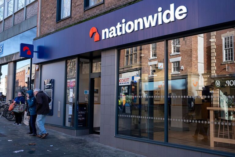 Augmentez les taux à l’échelle nationale sur les comptes d’épargne à taux fixe et les ISA – sont-ils un bon endroit pour votre argent ?