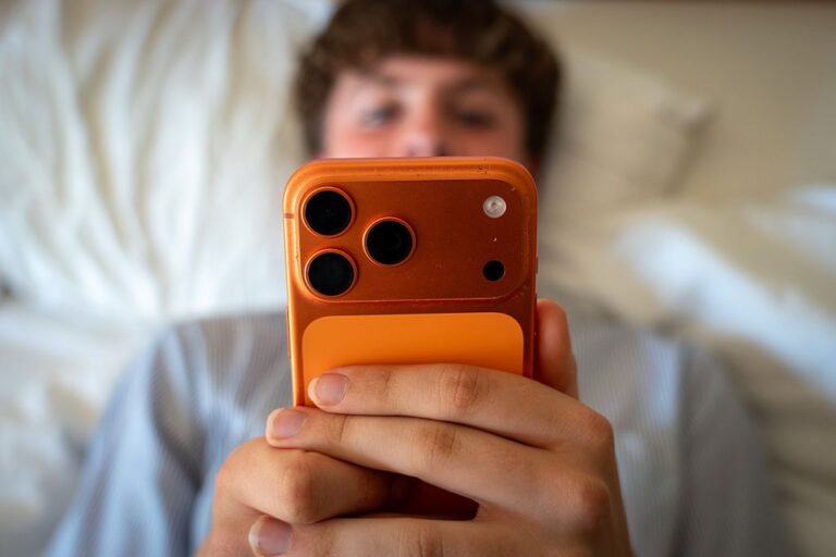 Ce que l'interdiction des réseaux sociaux au Royaume-Uni signifie pour les enfants