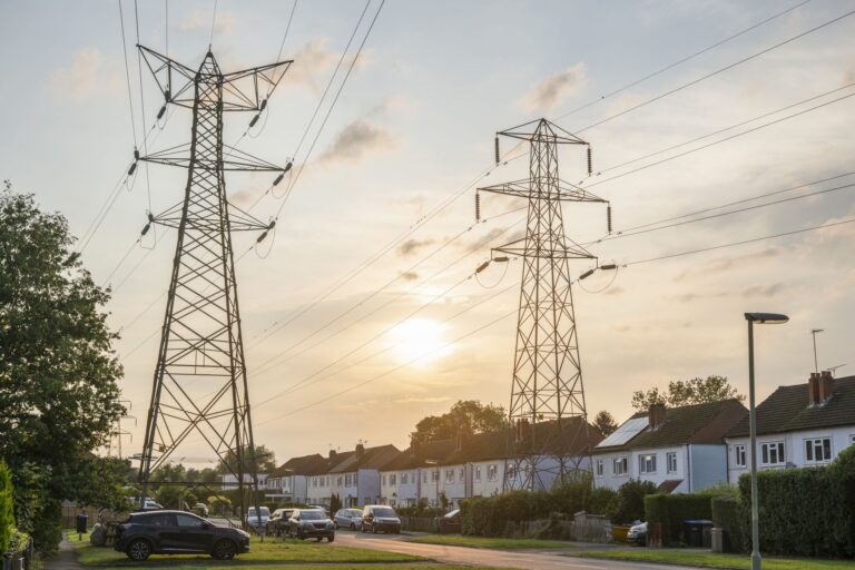 Des milliers de foyers près des pylônes bénéficieront d’une réduction de 250 £ par an sur leurs factures d’énergie – pourriez-vous être éligible ?