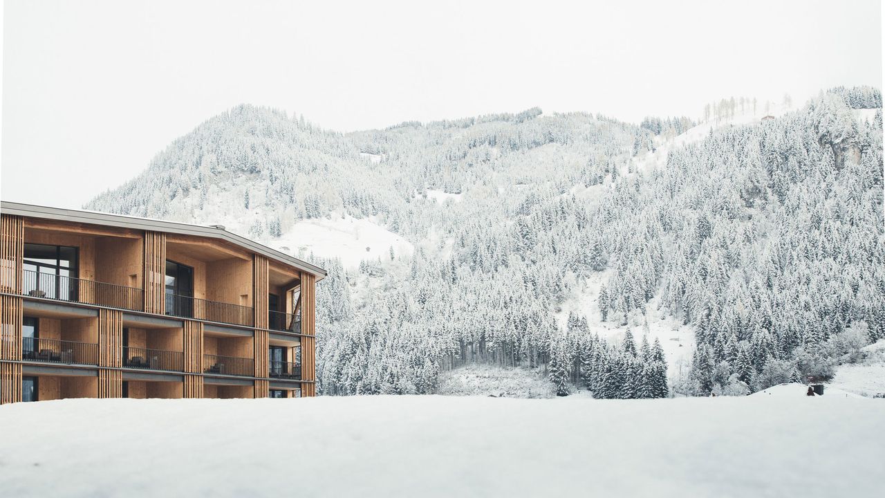 Vue extérieure de l'hôtel Nesslerhof dans la neige