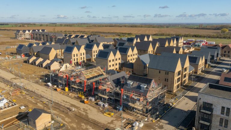 Les actions des constructeurs immobiliers britanniques bondissent : devriez-vous acheter ?